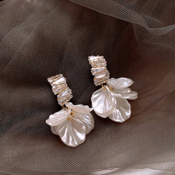 Boucles d'oreilles pétales d'or exquis en blanc | or