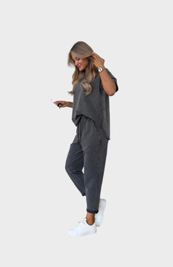 Ensemble décontracté avec t-shirt et pantalon de jogging