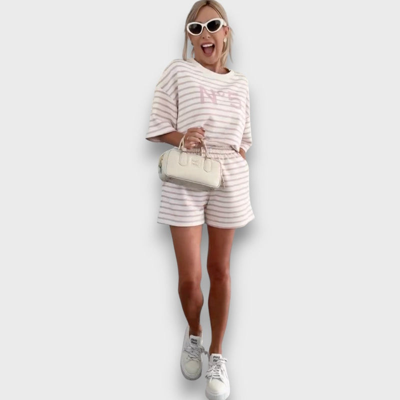 Ensemble blouse rayée et short avec imprimé