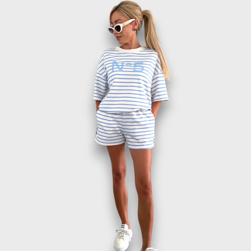Ensemble blouse rayée et short avec imprimé
