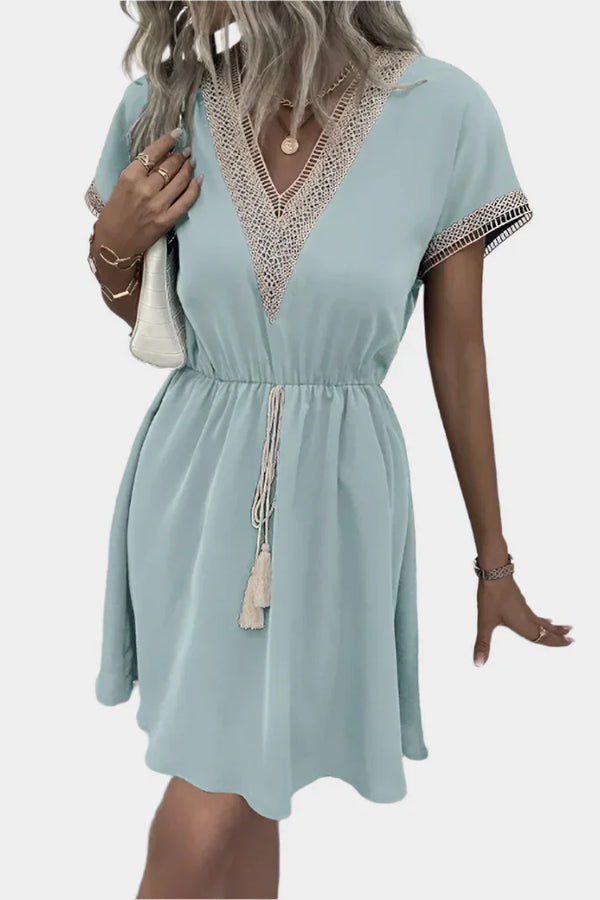 Robe bohème romantique avec ceinture et encolure en V