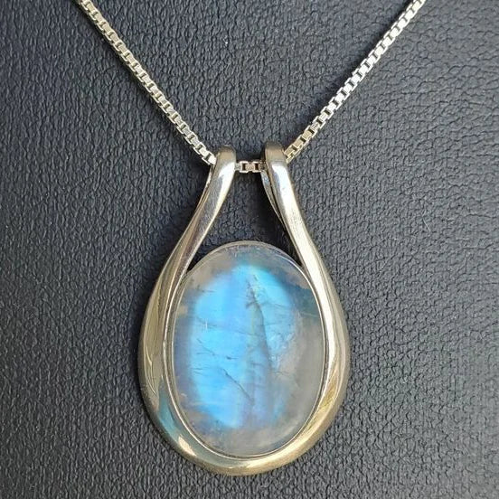 Collier en opale blanche antique | Or blanc