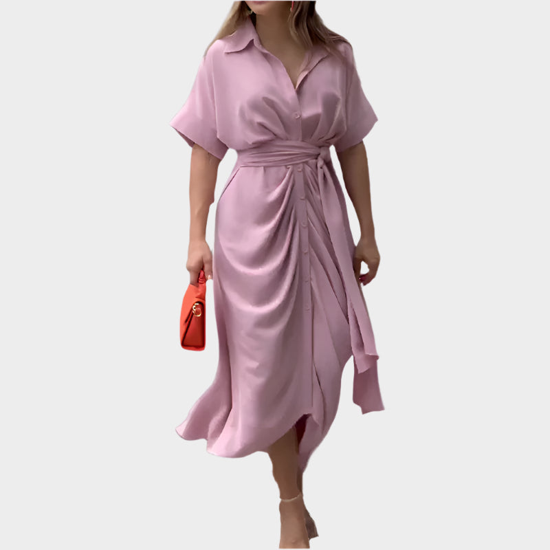 Robe avec col à volants et ligne élégante